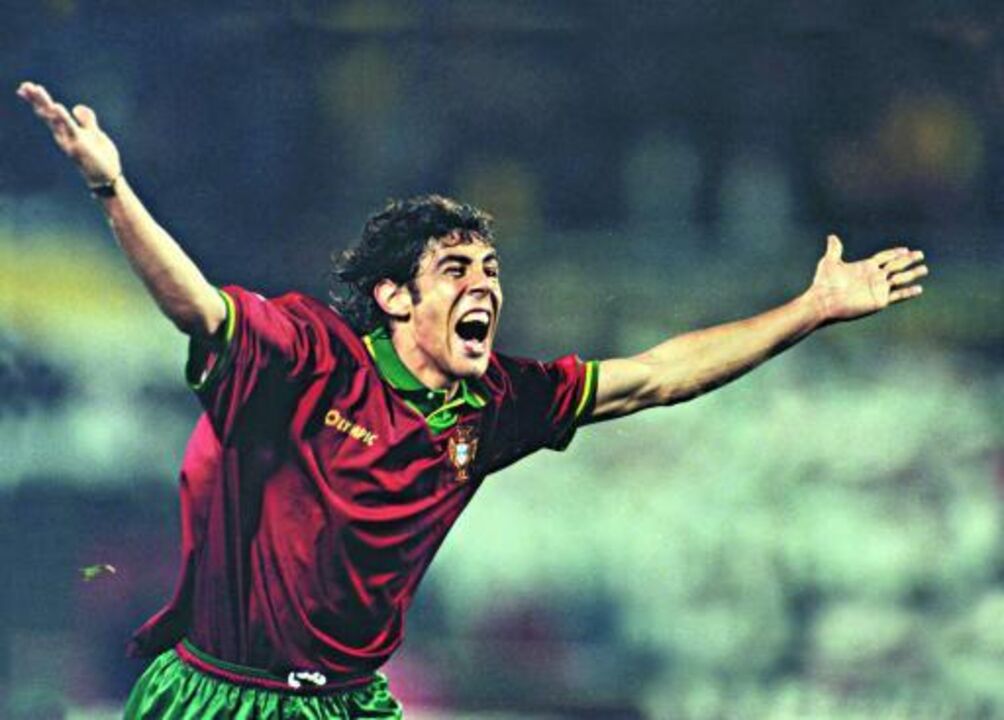 Rui Costa celebra golo à Irlanda em 1995