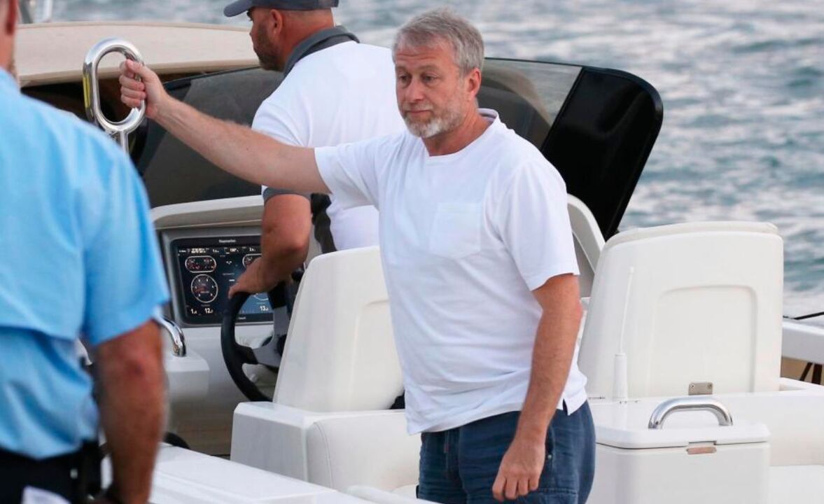 Obi Mikel recorda Abramovich e os seus iates no Chelsea