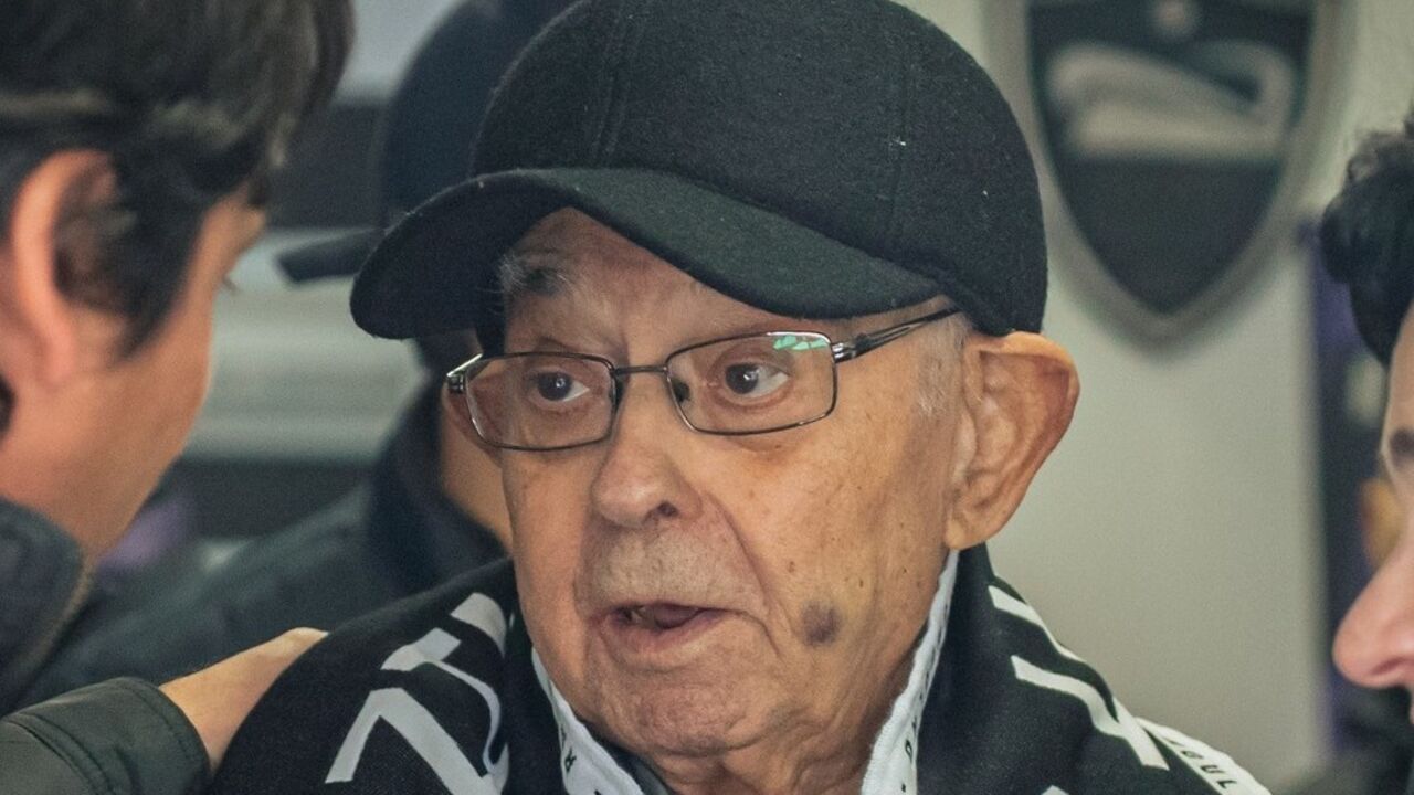 Adepto do Varzim Sport Club demonstra o seu apoio com o cachecol do clube