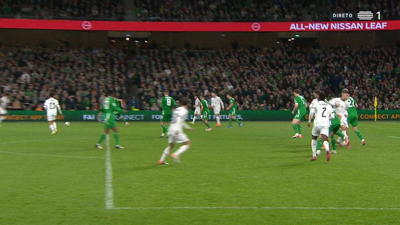 Lance entre Cristiano Ronaldo e jogador da Irlanda