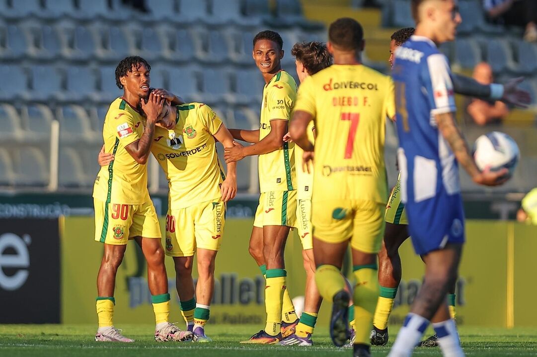 Jogadores do P. Ferreira comemoram golo marcado ao FC Porto B