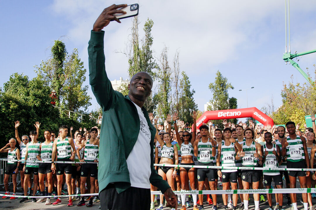 Francis Obikwelu junta-se a atletas do Sporting em evento desportivo