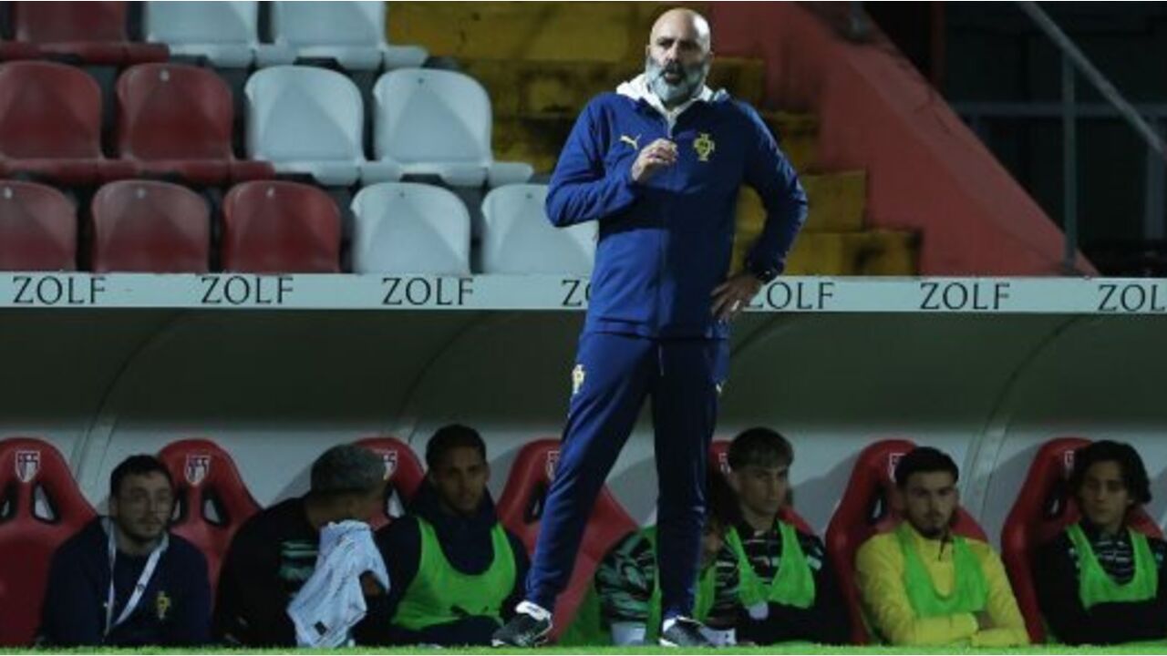 Emílio Peixe orienta a seleção portuguesa de sub-19 na vitória contra a Macedónia, em Paredes