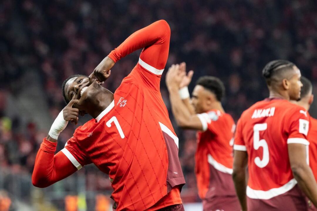 Embolo marca frente à Suécia
