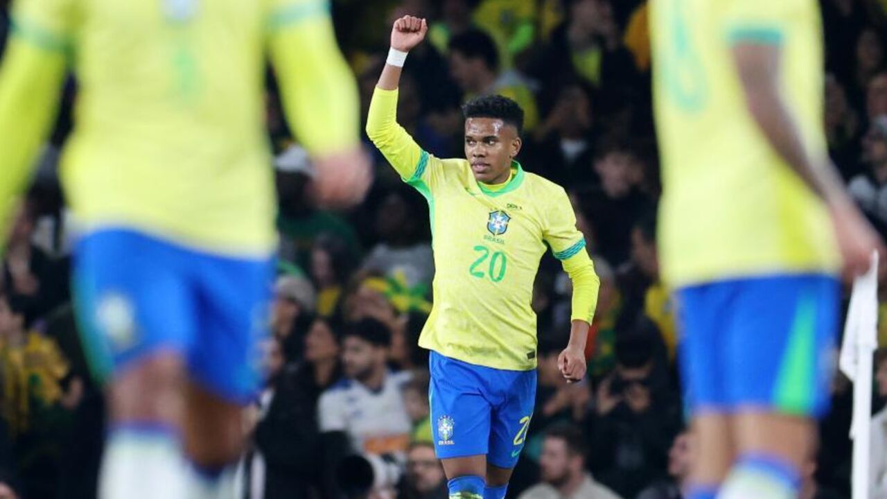 Estêvão celebra em jogo do Brasil contra Senegal