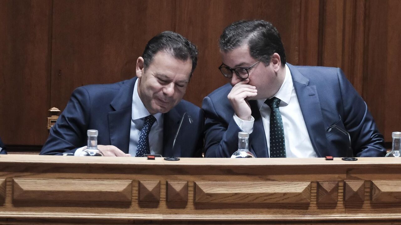 O primeiro-ministro, Luís Montenegro, e o ministro das Finanças, Miranda Sarmento