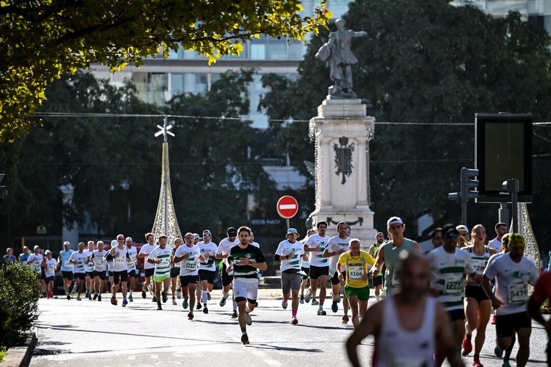 Corrida Sporting em Lisboa atrai 12 mil pessoas, incluindo figuras do clube, com percurso pela Alameda da Universidade