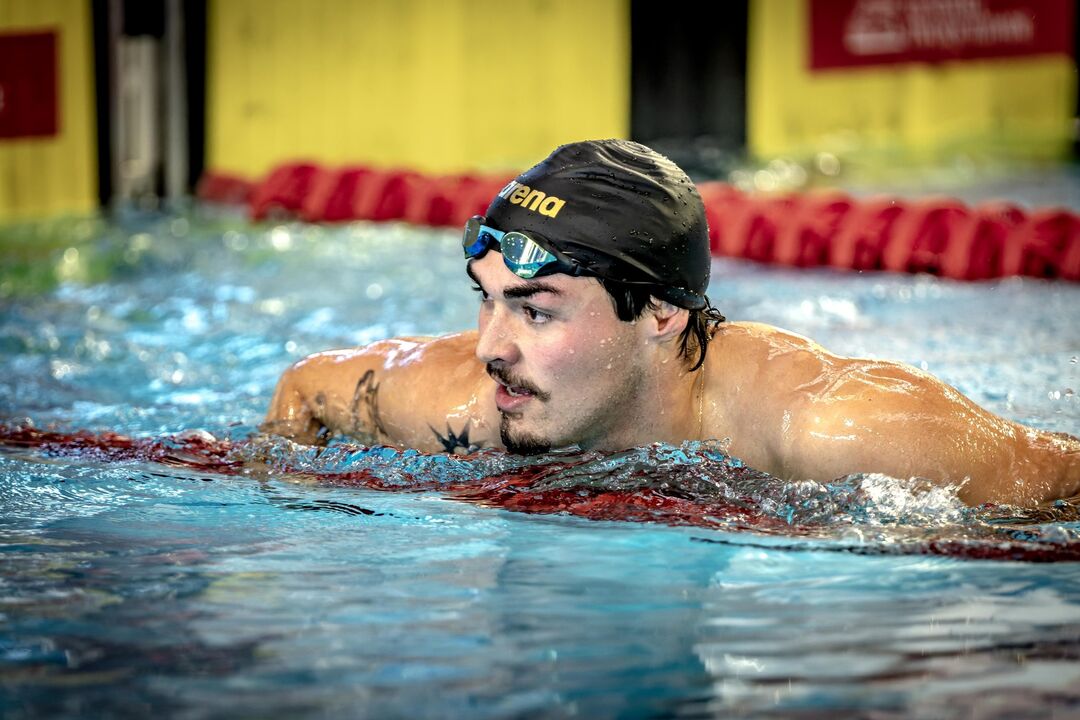 Nadador treina na piscina com óculos e touca