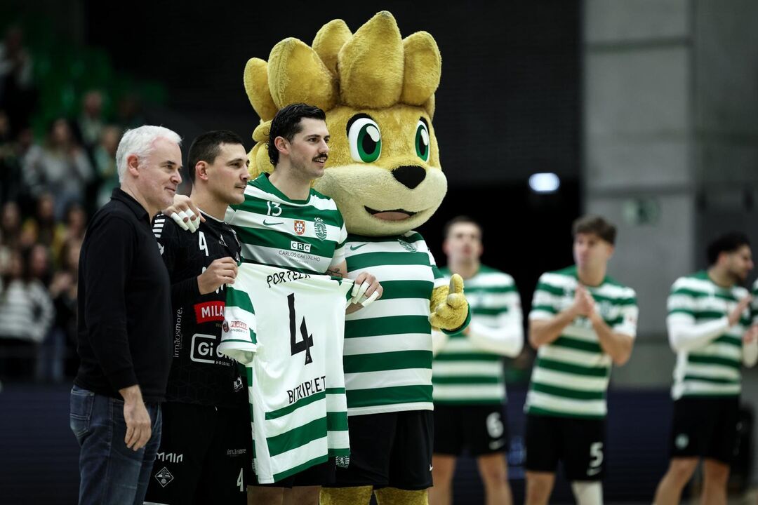 Homenagem a Pedro Portela, ex-jogador do Sporting, antes do jogo com Águas Santas