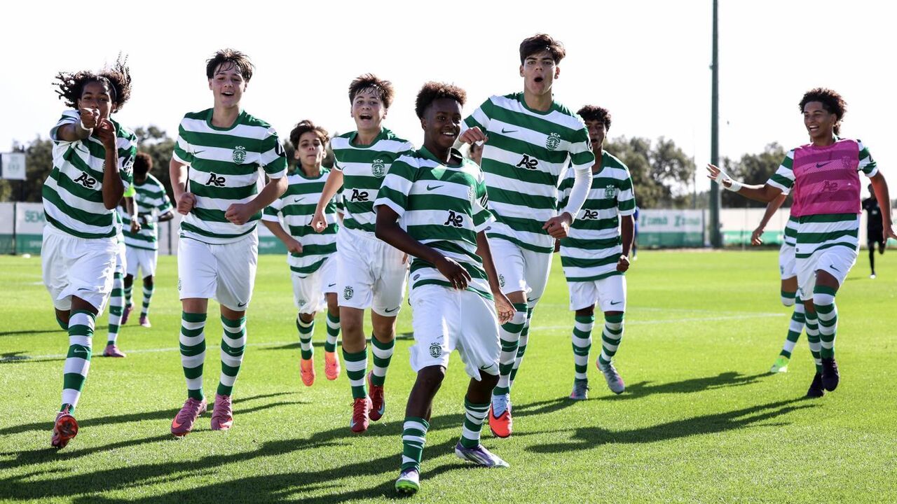 Equipa do Sporting celebra vitória contra o Alverca no campeonato.
