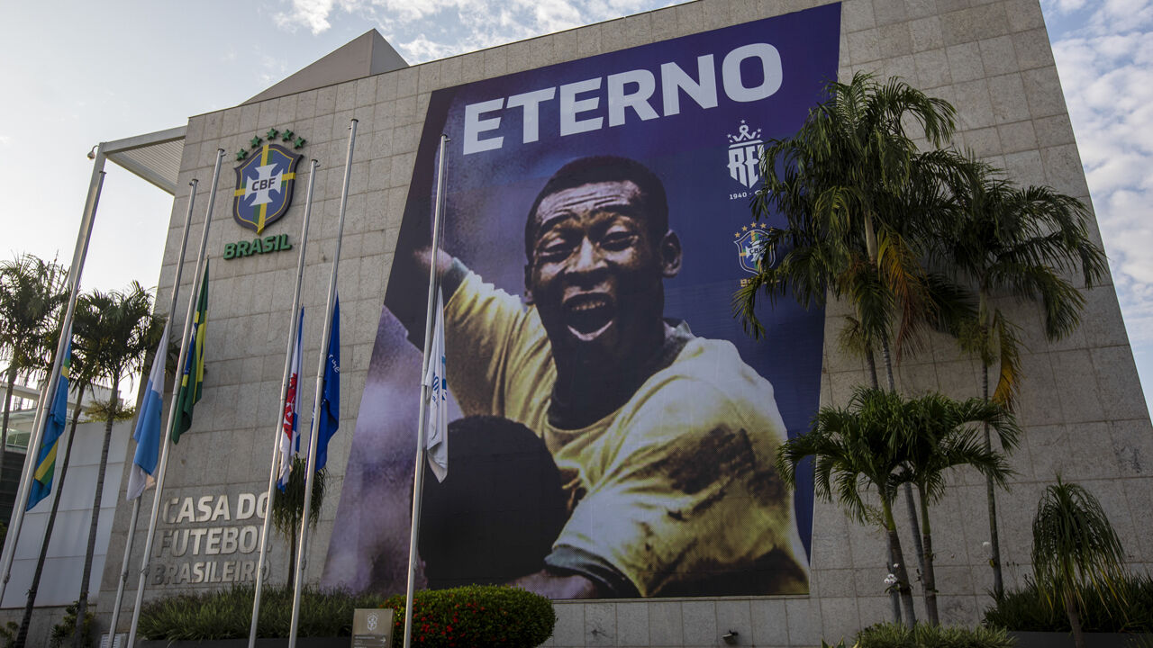 Pai de Neymar compra marca de Pelé