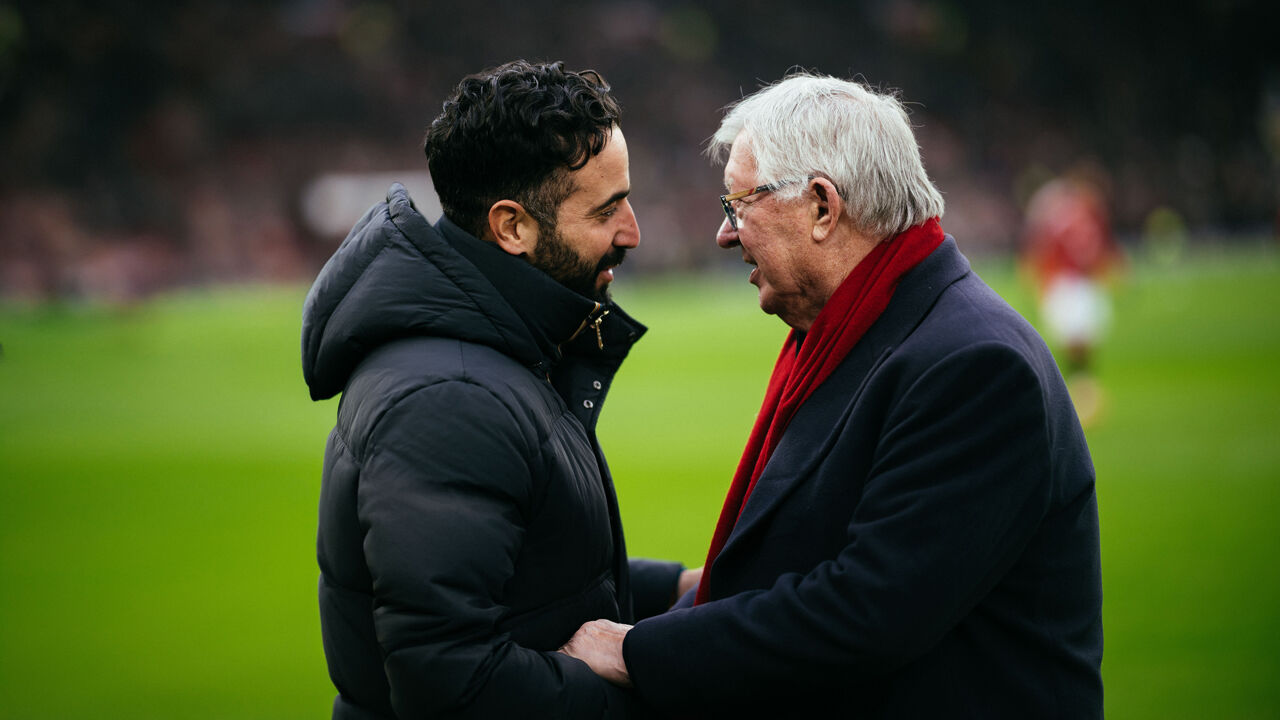 Ruben Amorim e Sir Alex Ferguson à conversa no relvado