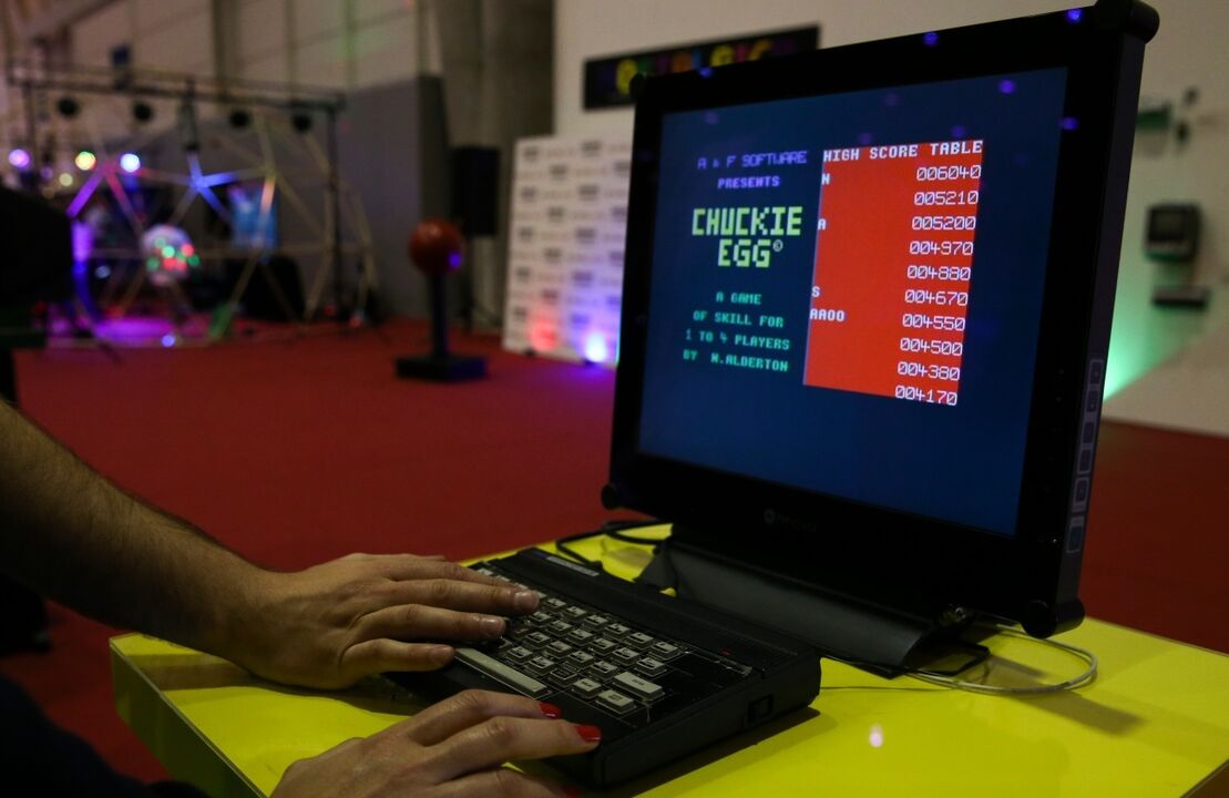 Jogador tenta alcançar pontuação máxima em Chuckie Egg
