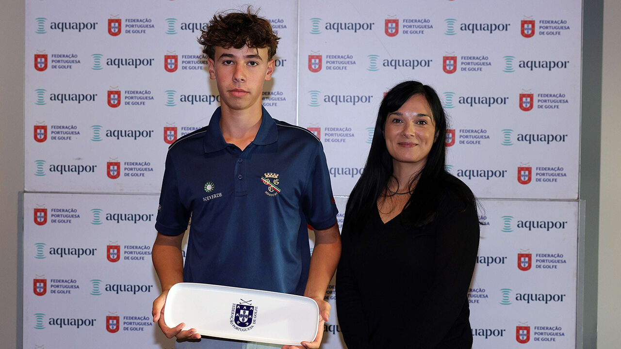 Luís António Silva com o troféu de campeão do torneio ao lado de Margarida Catrola da Aquapor