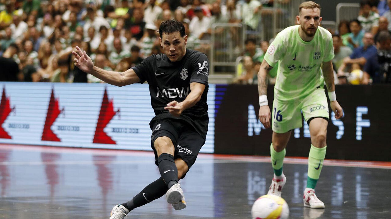 Alex Merlim num jogo com o Barcelona 