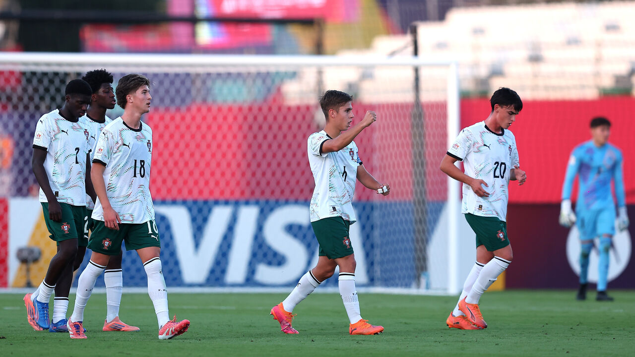 Jogadores de Portugal celebram golo contra o México no Mundial Sub-17