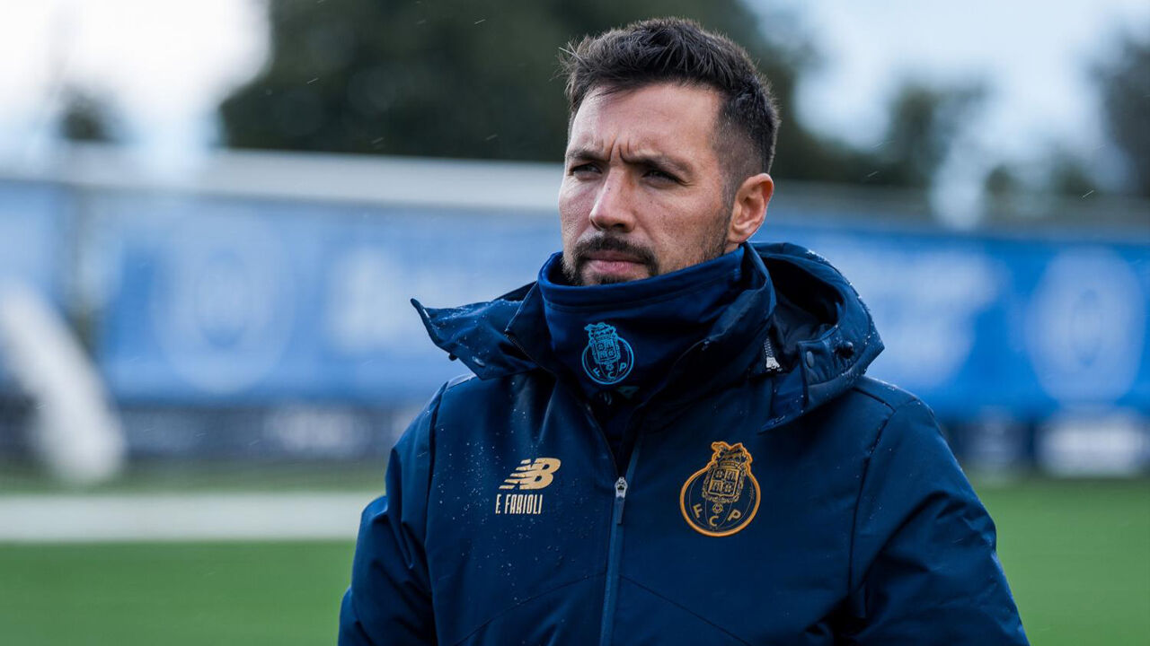 Francesco Farioli atento durante o treino do FC Porto