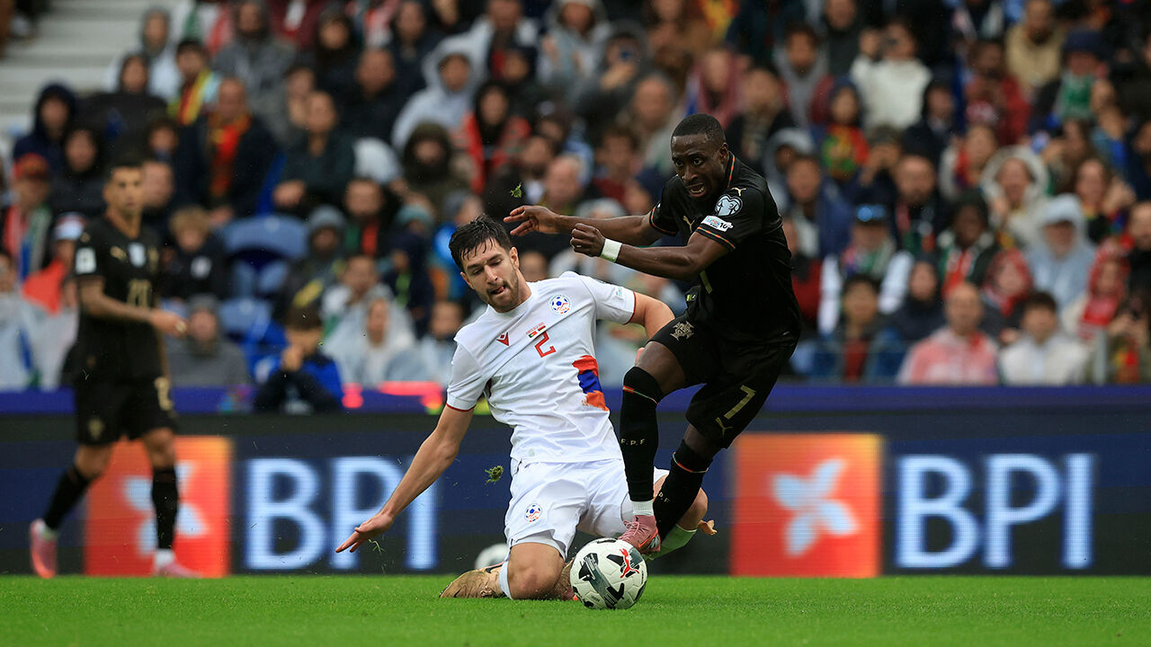 Jogo de futebol com Roberto Martínez a comentar a utilização de jogadores do Sporting