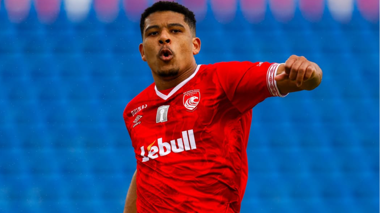 Vinícius Lopes, avançado do Santa Clara