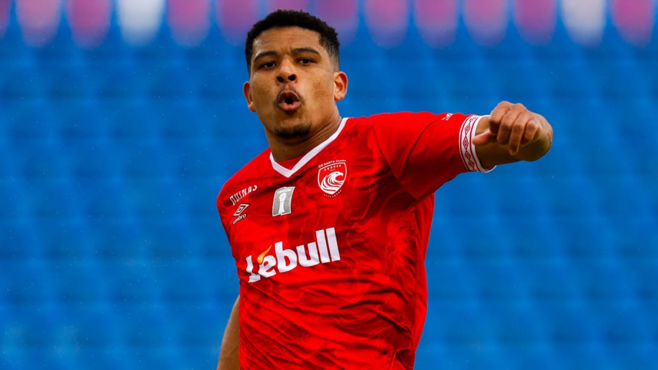 Vinícius Lopes, avançado do Santa Clara