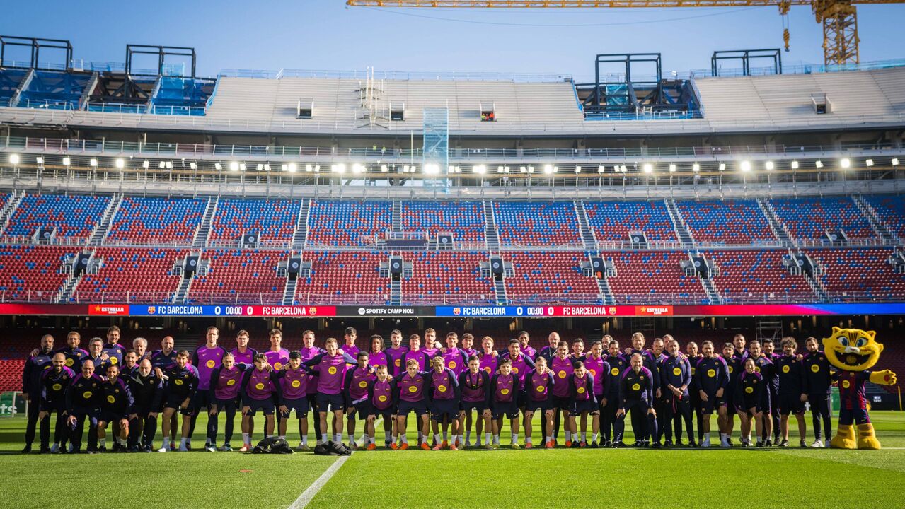 Plantel do Barcelona no Camp Nou 
