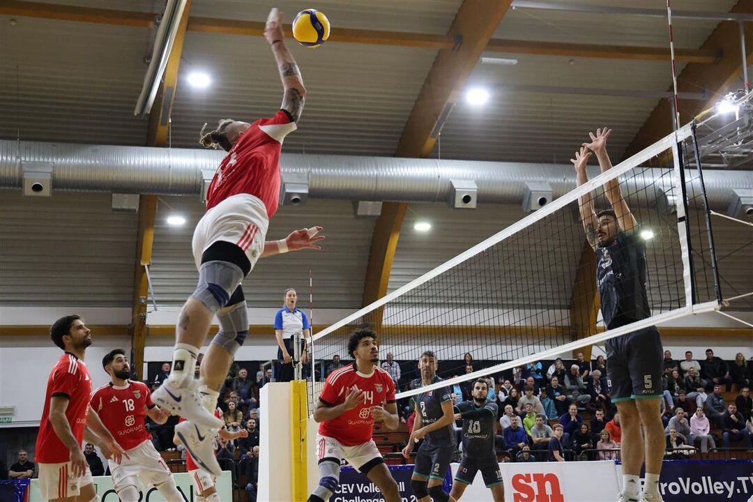 Benfica disputa jogo de voleibol com equipa adversária