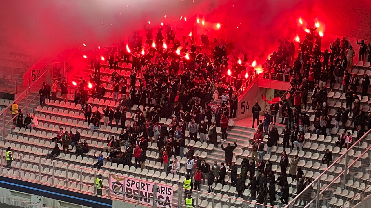 Adeptos do Benfica acenderam tochas na bancada