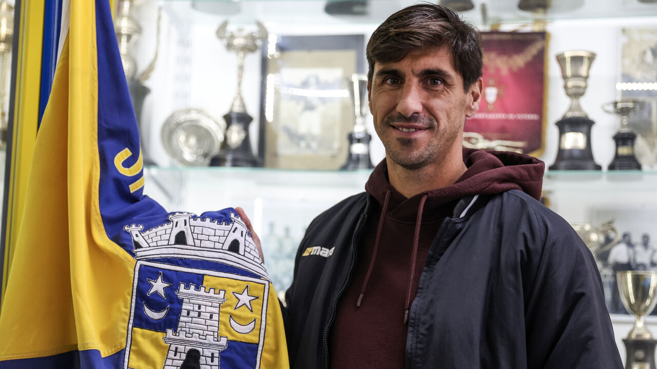 David Maside procura travar Farioli no jogo Sintrense-FC Porto