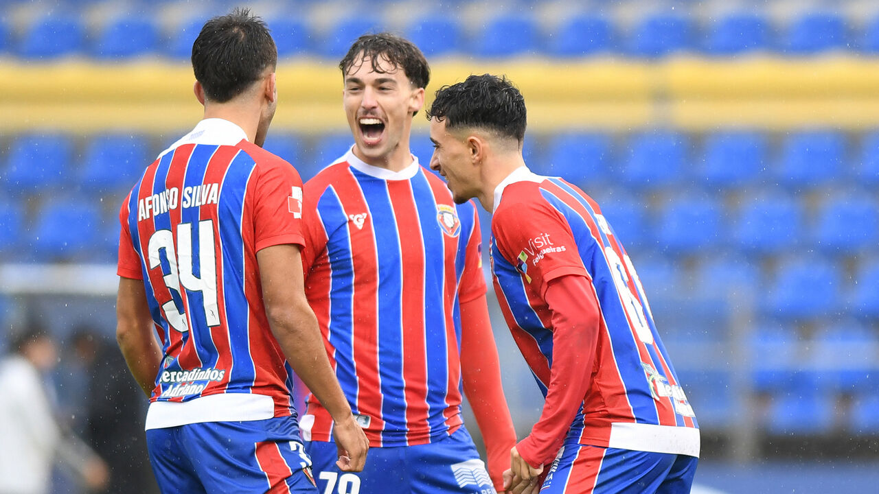 Vasco Moreira, médio do Felgueiras, celebra com os companheiros de equipa