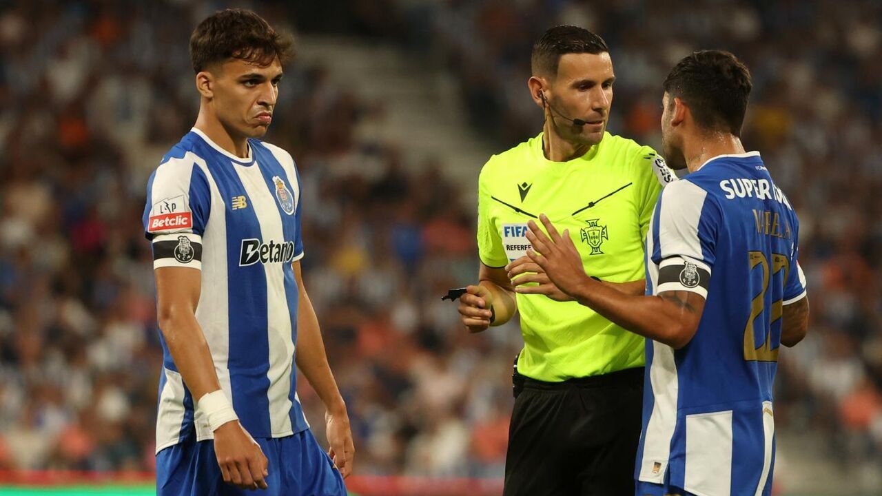 Gabri Veiga e Alan Varela falam com o árbitro António Nobre