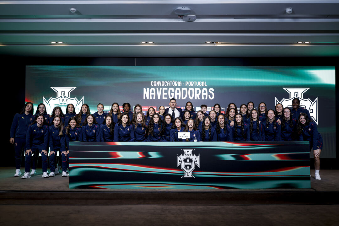 MOMENTO. A conferência de imprensa contou com a presença das seleções femininas de sub-15 e sub-17, que assistiram ao anúncio de Francisco Neto. No final, a tradicional foto de família