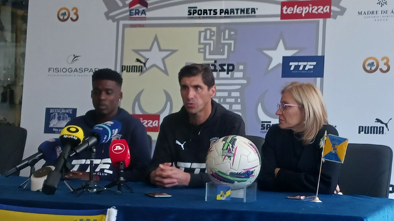 David Maside (ao centro) na antevisão ao duelo com o FC Porto