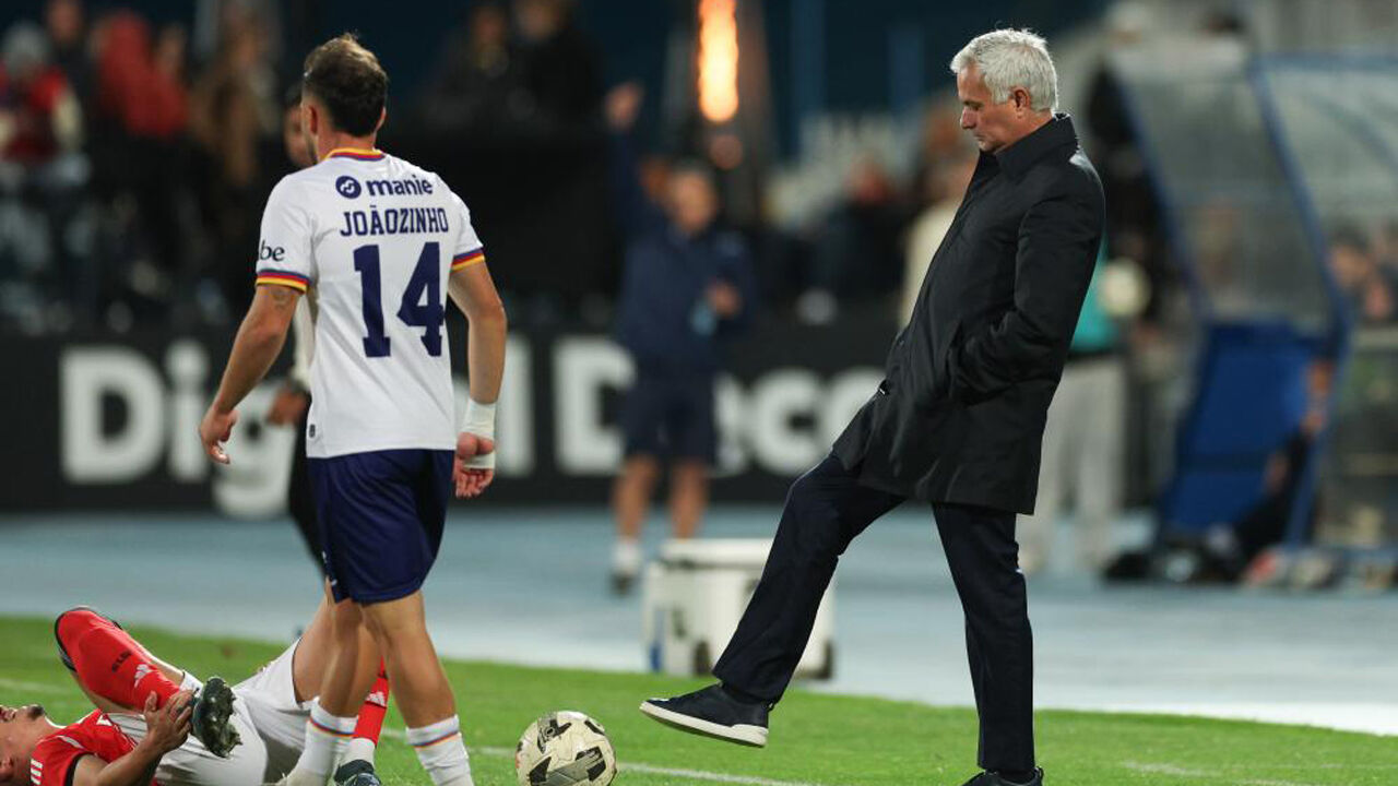José Mourinho reage no banco de suplentes do Benfica durante o jogo com o Atlético