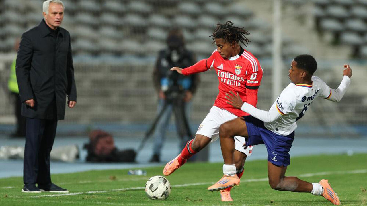 Catarino Pascoal numa disputa de bola com Leandro Barreiro