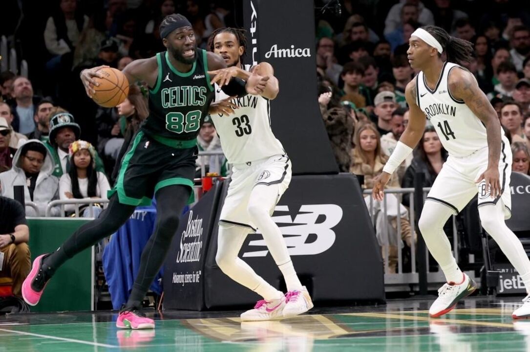 Neemias Queta em ação frente aos Brooklyn Nets