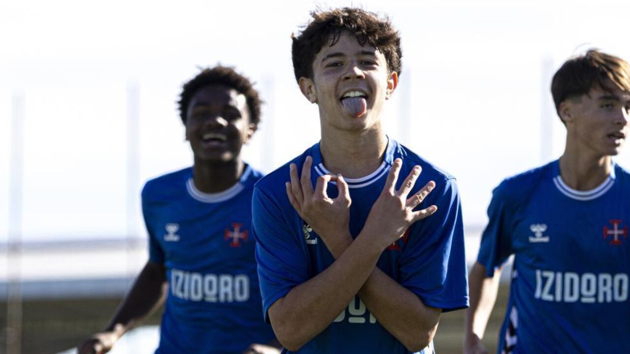 Jogadores do Belenenses festejam vitória sobre o Benfica em dérbi lisboeta