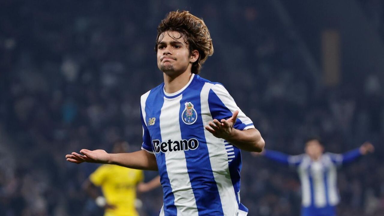 Rodrigo Mora em destaque no jogo do FC Porto contra o Sintrense.
