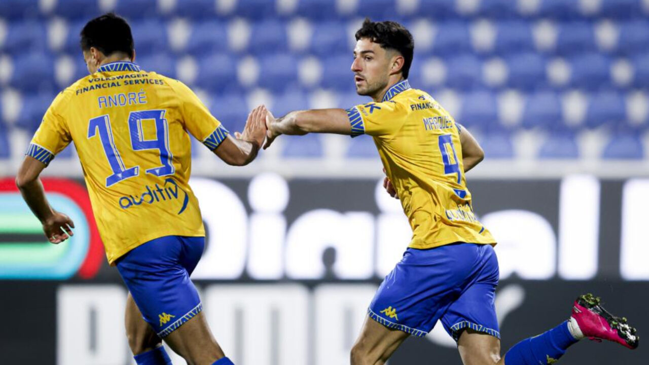 Marqués felicitado por André após marcar 