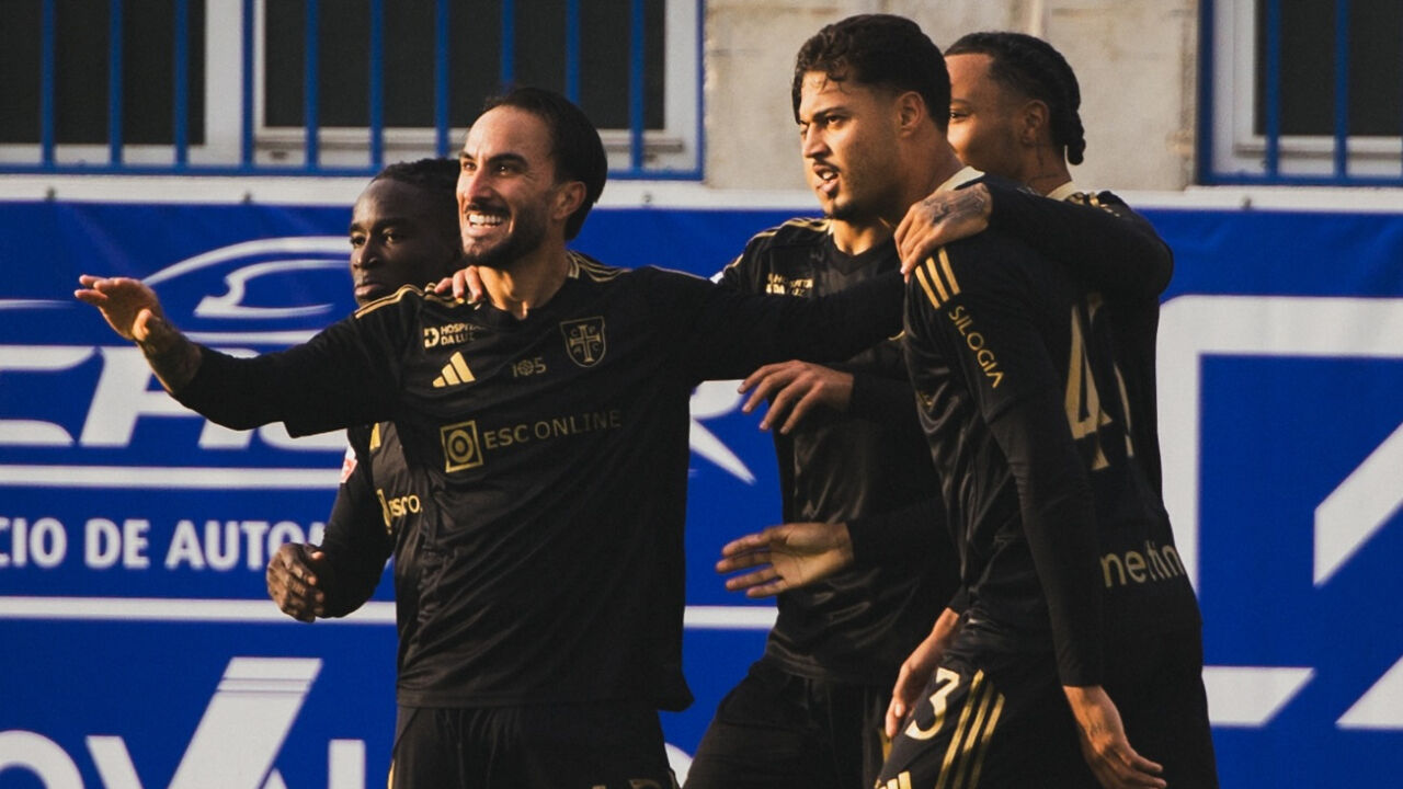 Seba Pérez festeja golo com os companheiros 