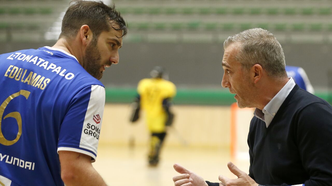 Treinador fala com Edu Lamas, atleta de hóquei em patins