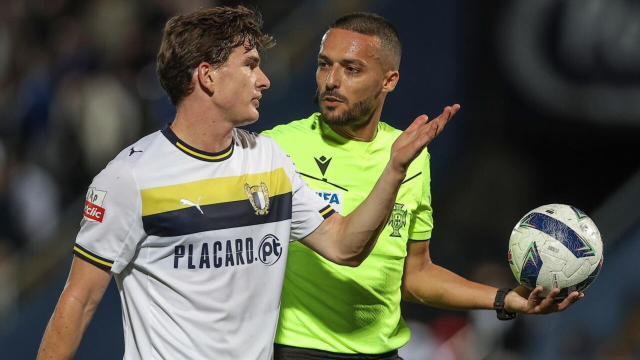 Tom van de Looi marca pelo Famalicão contra o Estoril na Taça de Portugal