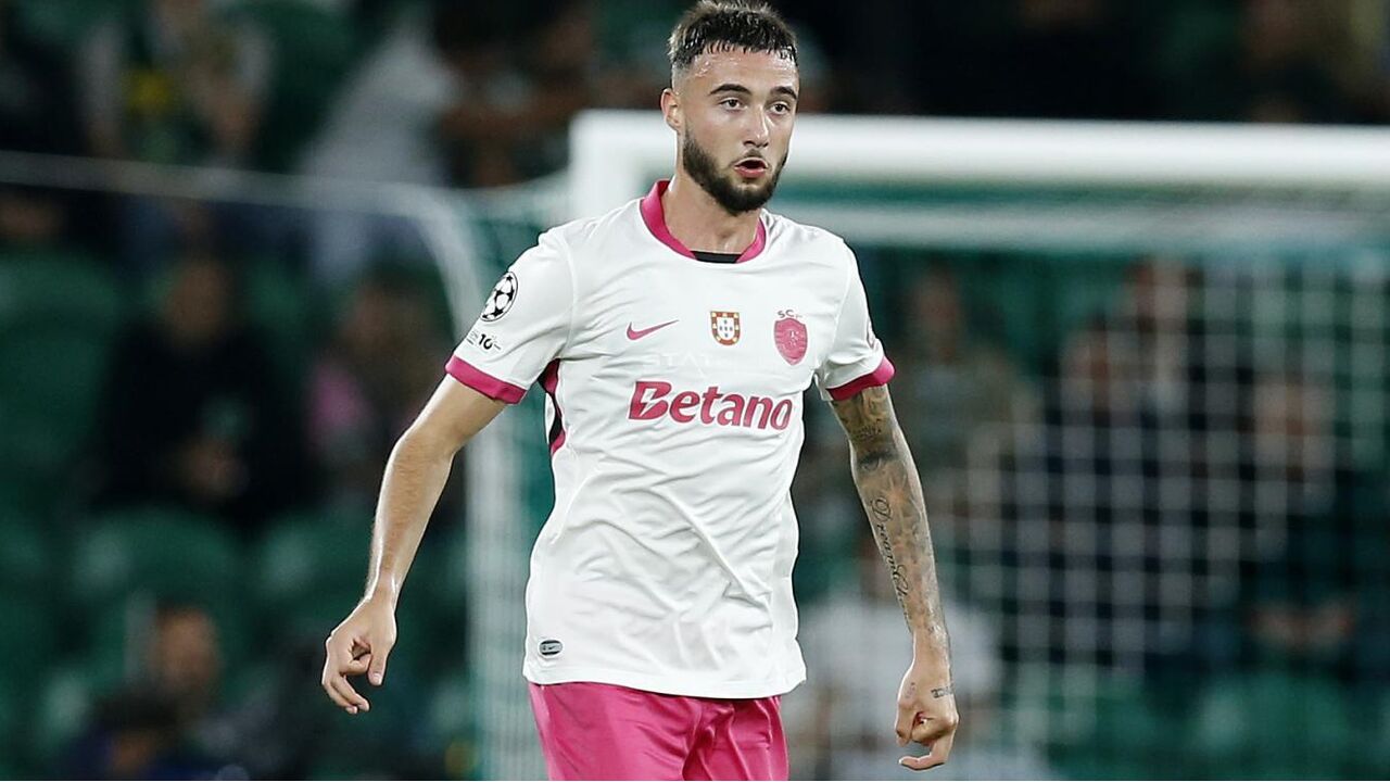 Debast, central do Sporting, usa muletas durante recuperação de lesão no joelho