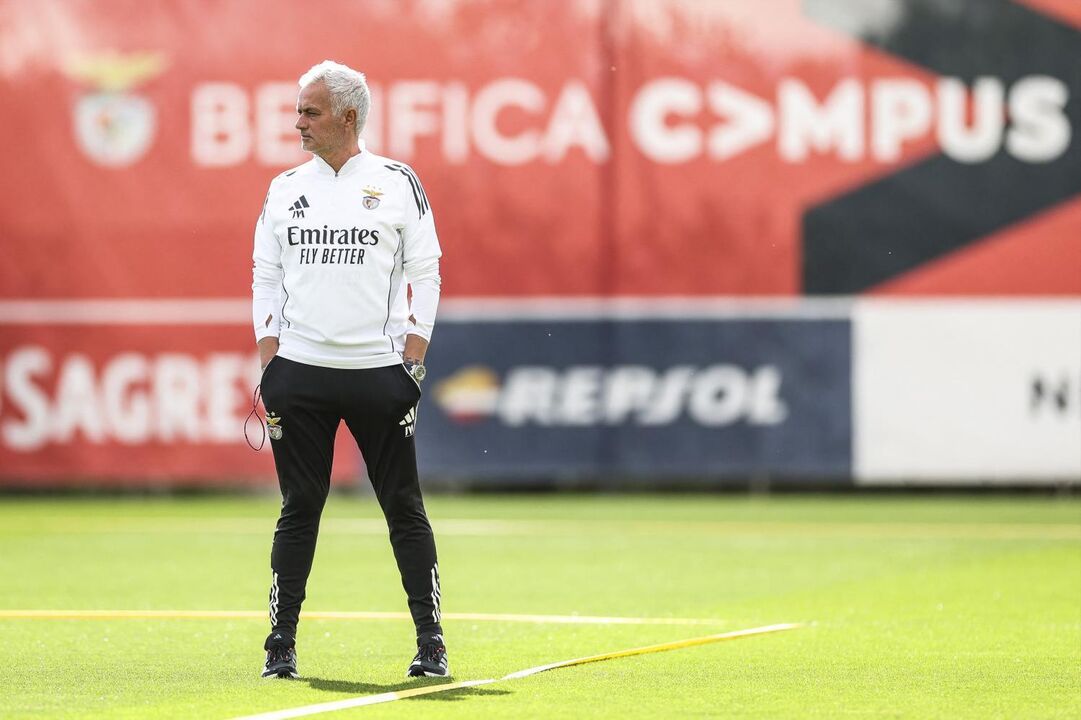 Mourinho observa treino no Benfica Campus