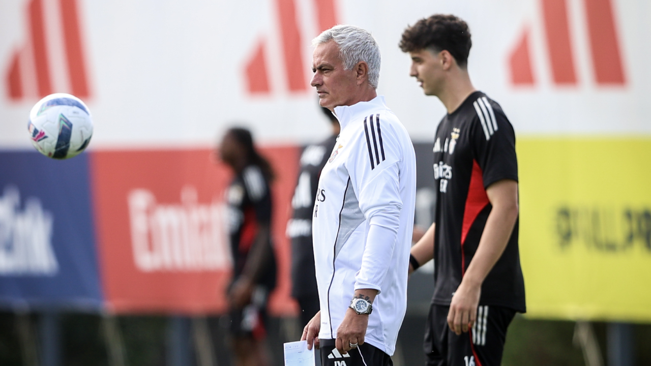 Manu Silva ao lado de José Mourinho no treino do Benfica