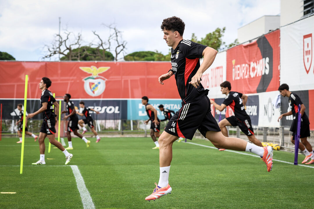 Manu Silva treina com o Benfica após lesão; possível estreia na Champions