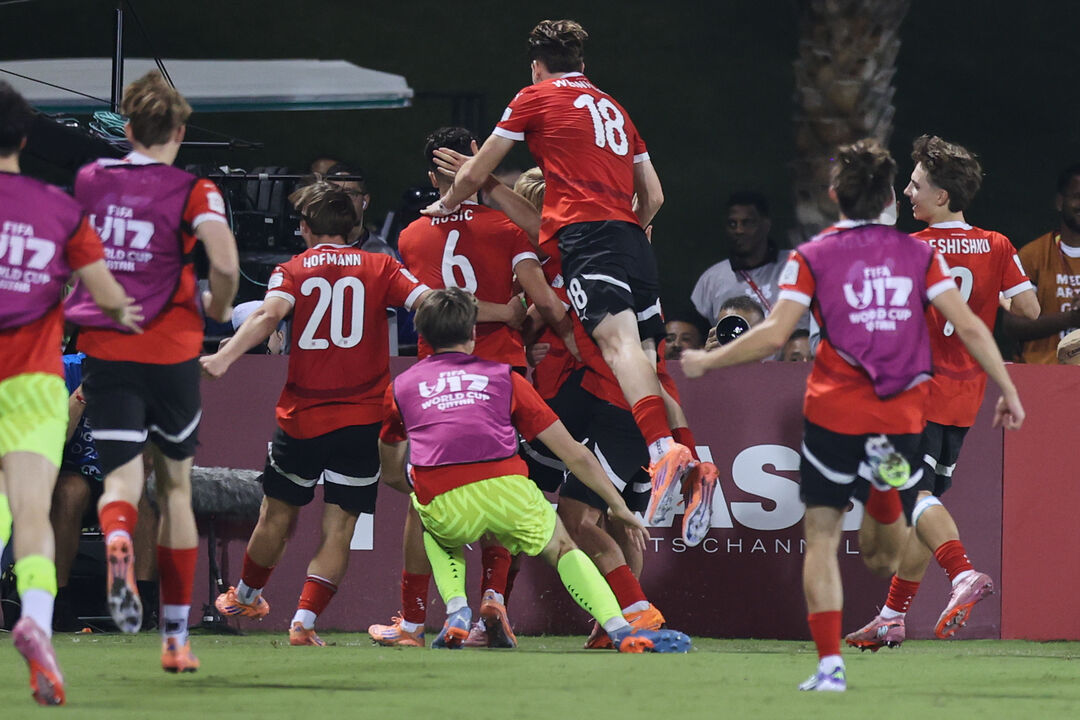 A seleção austríaca sub-17 festeja a passagem à final do Mundial
