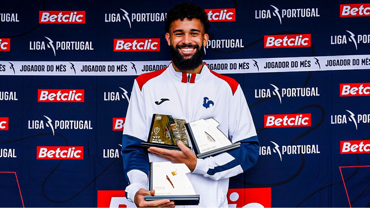 Jogador recebe prémios de jogador do mês da Liga Portugal