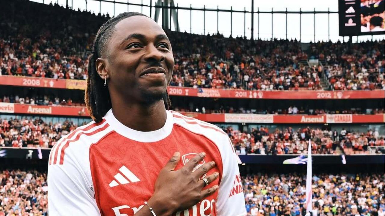 Eberechi Eze marca hat trick pelo Arsenal no dérbi com o Tottenham