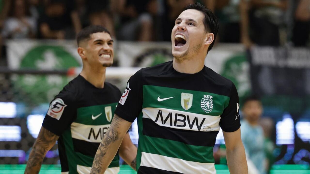 Jogadores do Sporting celebram golo frente ao AEK nos oitavos da Liga dos Campeões de futsal