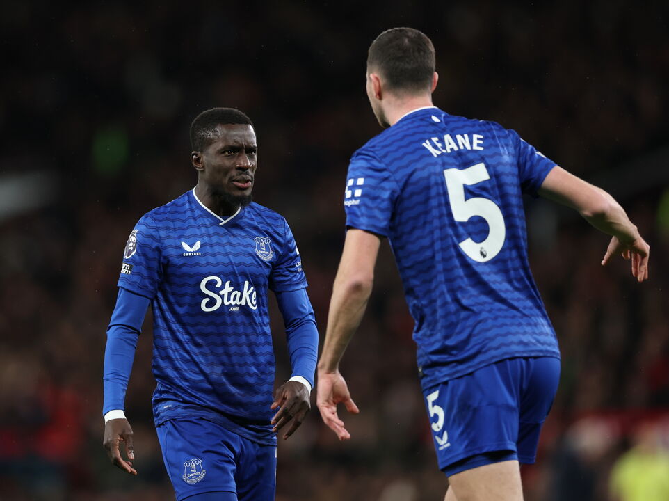 Gueye expulso após desentendimento com Keane no Everton